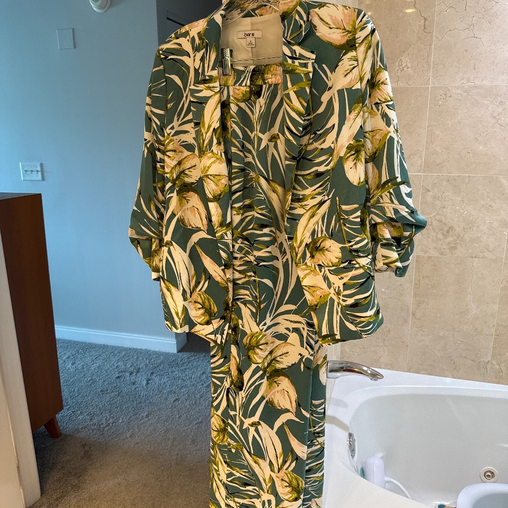 Tropical pant suit